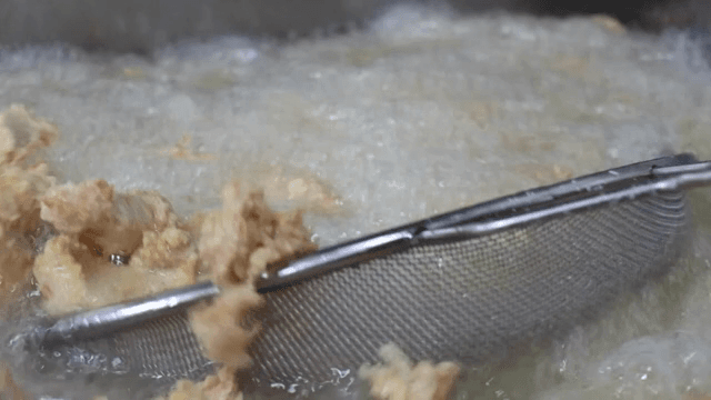 뜨거운 기름에 튀기는 치킨