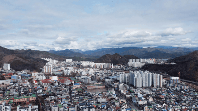 산으로 둘러싸인 도시 풍경