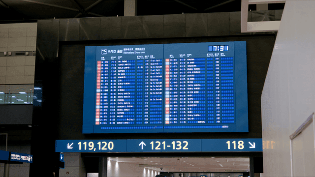 공항 출발 보드에 표시된 항공편 정보
