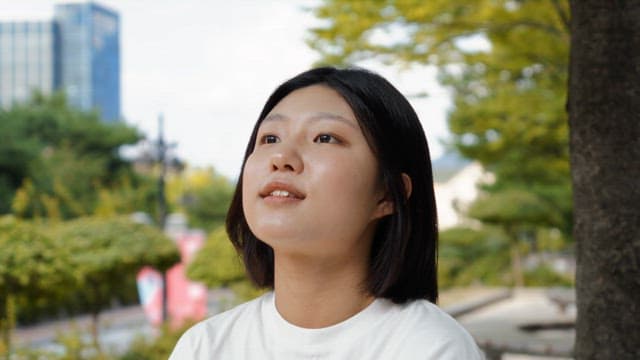 야외에서 순간을 즐기는 여성