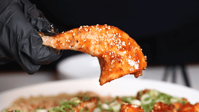 Spicy braised chicken drumsticks sprinkled with sesame seeds