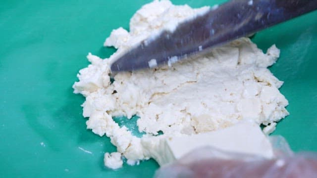 나물에 으깬 두부를 섞는 사람