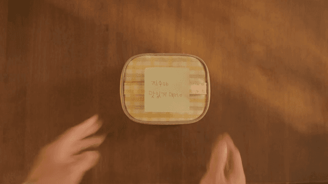 도시락 가방 위에 메모를 올려놓는 손