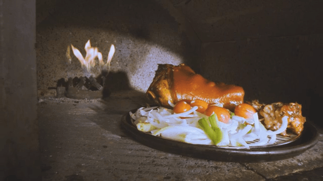 오븐에서 야채와 함께 구운 족발