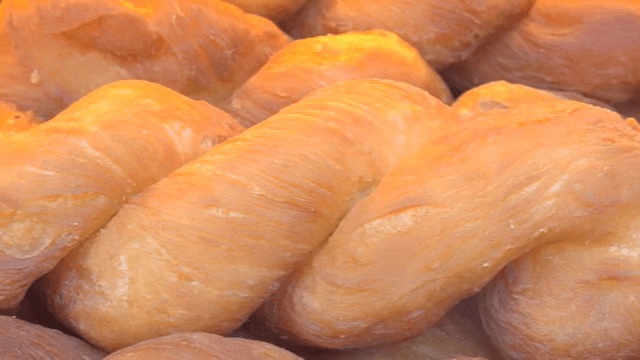 갓 튀긴 꽈배기 도넛