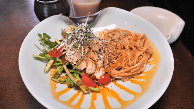 Fresh salad and tomato pasta