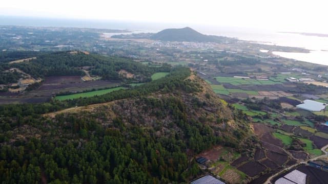 멀리 산이 보이는 광활한 풍경