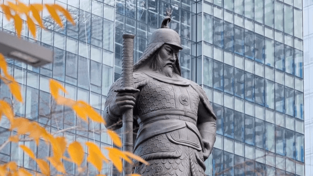 건물 앞 이순신 장군의 동상