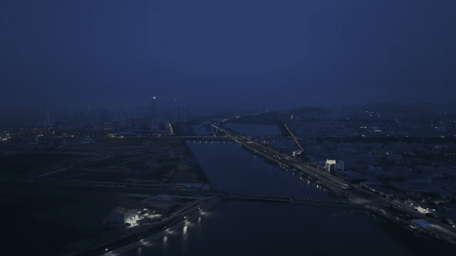 강이 보이는 도시의 황혼 풍경