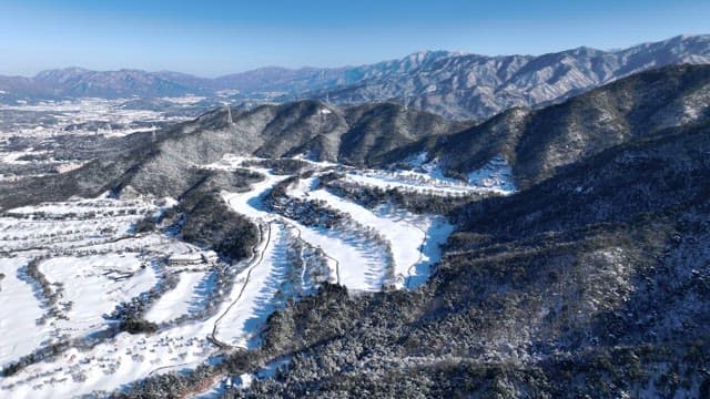 눈 덮힌 산과 굽이치는 강