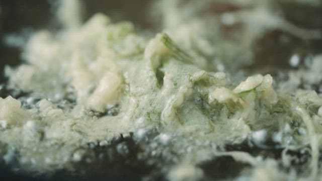 뜨거운 기름에 튀겨지는 녹색 채소