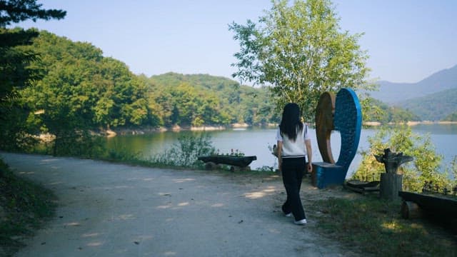 맑은 날, 평화로운 호숫가 산책