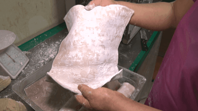 주방에서 반죽을 준비하는 손