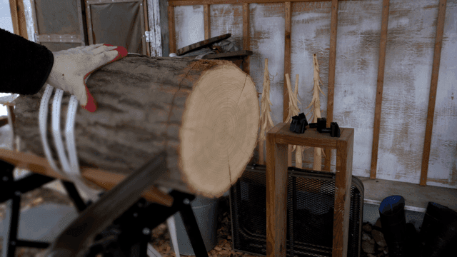 작업장에서 톱으로 잘리는 통나무