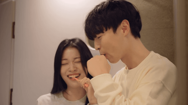 장난치며 다정하게 같이 양치질하는 커플