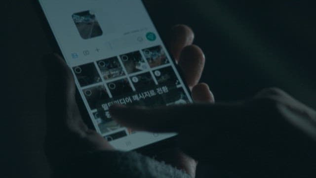 문자 메시지로 사진을 전송하는 사람