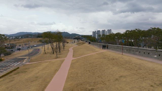 수원 화성의 성곽길을 걷고 있는 사람듦