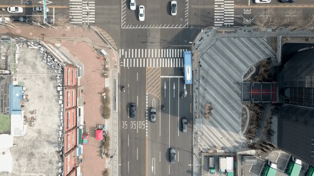 차량이 있는 번화한 도시 교차로