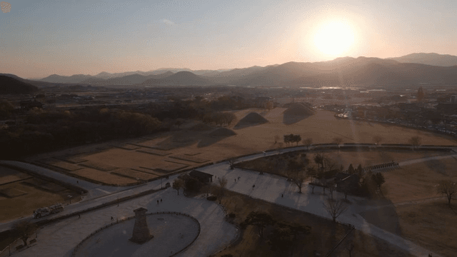 일몰과 산이 있는 역사적 유적지