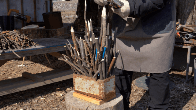 금속 용기에 배열되는 나무 연필 조각품