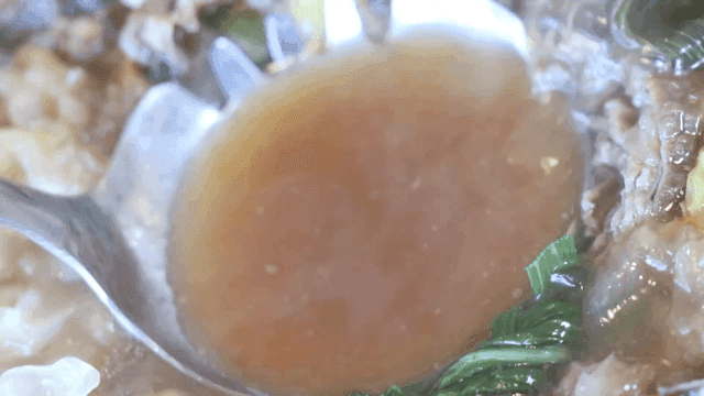 국자로 뜨는 전골 육수