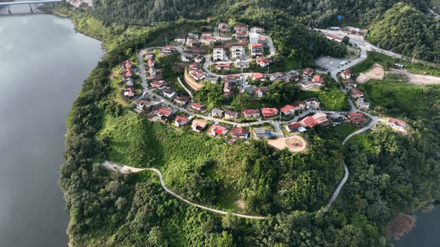 푸른 산 속에 자리한 마을