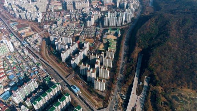 Scenery of Roads with Good Connectivity and Suburban City