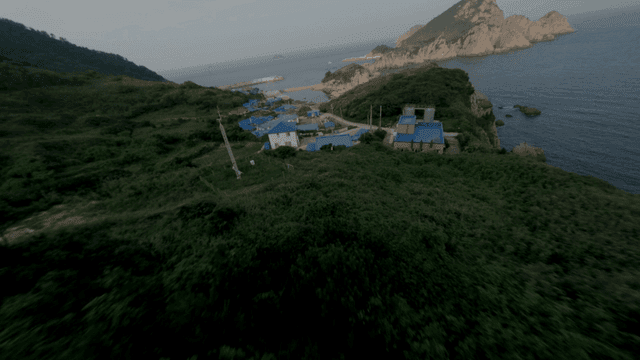 산으로 둘러싸인 해안 마을