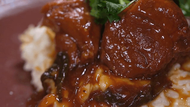 크리미한 리조또 위에 진한 돼지고기 스튜