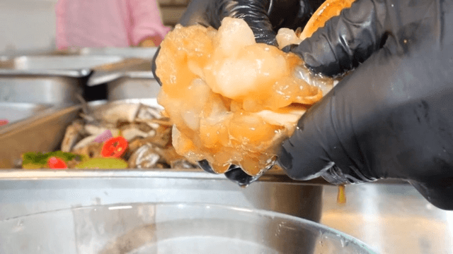 신선한 간장게장을 밥과 함께 준비하고 먹기