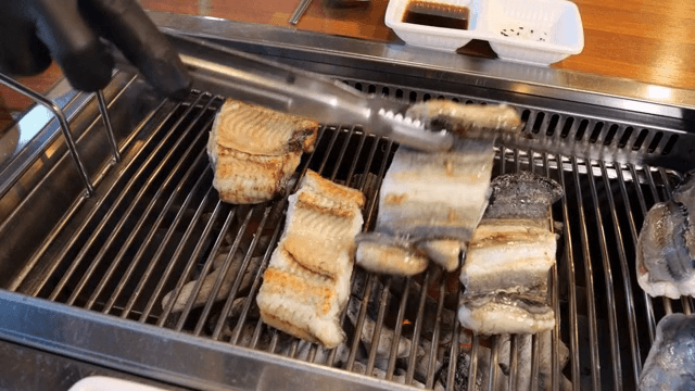 바비큐 그릴에서 굽는 장어