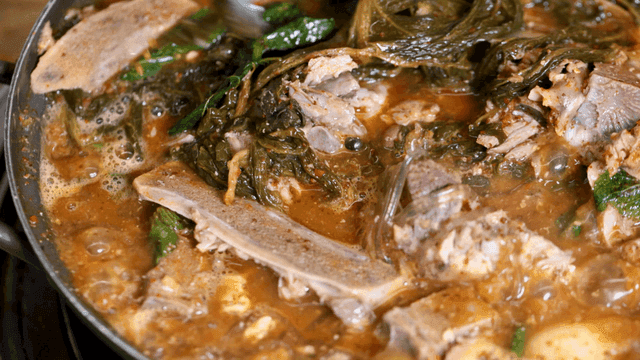 Gamjatang with meat and perilla leaves