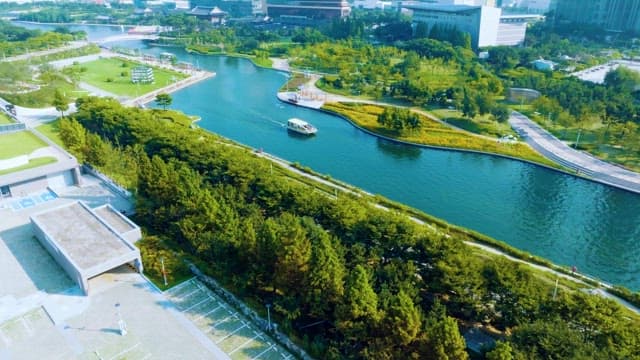 평화로운 초록빛 공원과 강을 따라 떠가는 보트