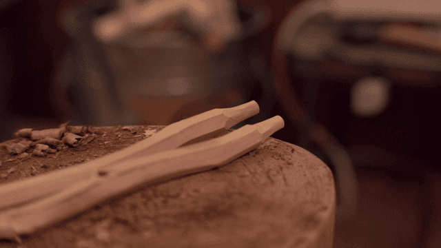 나무 조각과 나무 조각이 있는 작업대