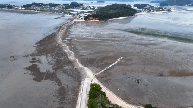 작은 섬으로 이어지는 모래길