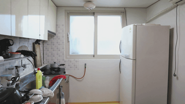 다양한 조리 도구가 있는 깔끔한 주방