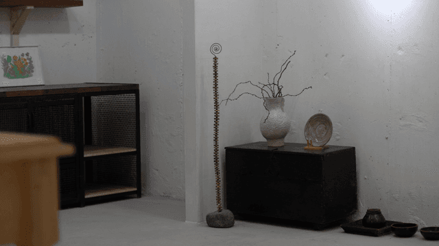 장식품이 있는 아늑한 실내 구석