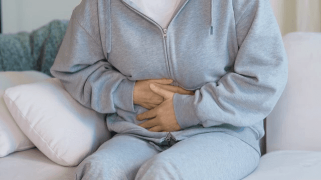 실내에서 복통을 겪는 사람