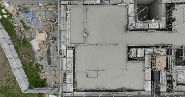 비계와 자재가 있는 건설 현장