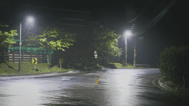 가로등이 있는 비 오는 밤 거리