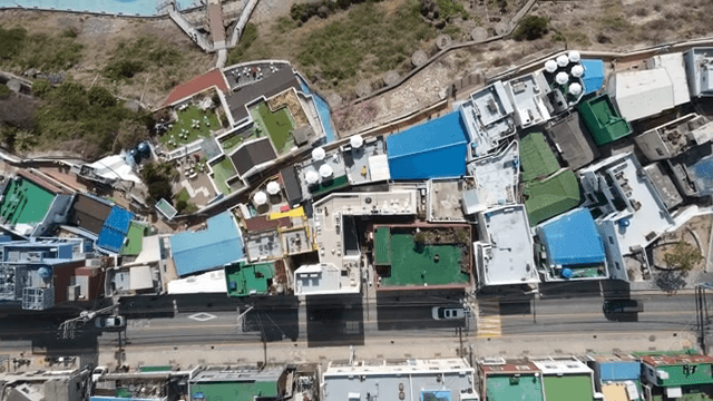 다채로운 지붕과 해안 산책로