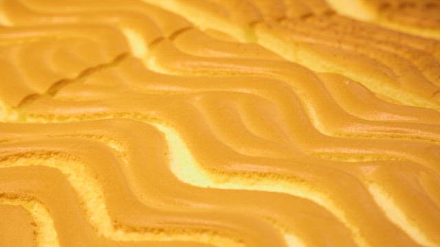 갓 구워진 부드러운 카스테라 빵을 칼로 자르기