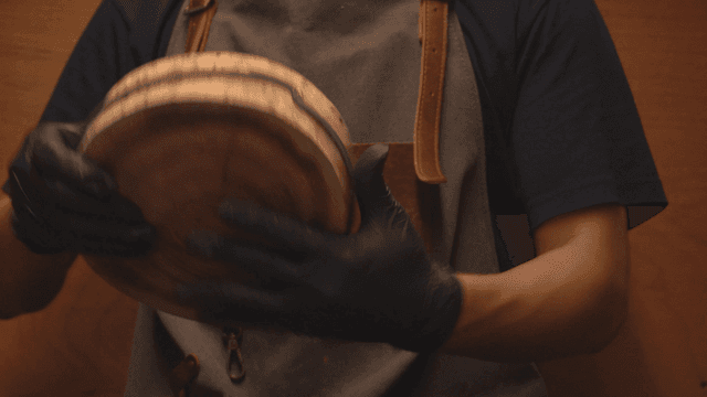 만든 목제 판을 들고 목공