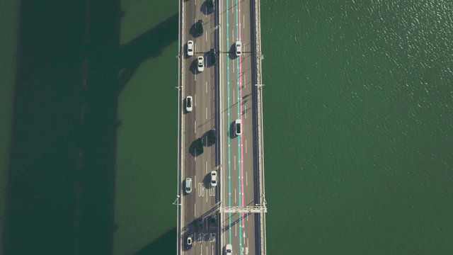 물 위의 다리 위를 달리는 자동차들