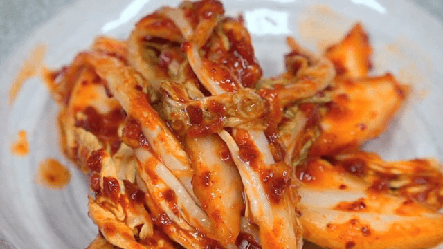 젓가락으로 뒤적거리는 김치