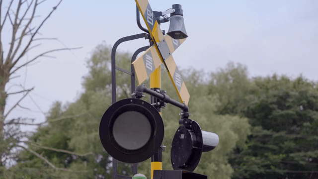 빨간불이 켜진 철도 건널목 신호