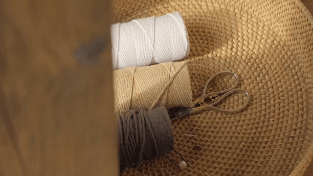 실과 가위가 있는 바구니