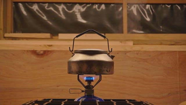 실내 가스레인지 위에서 주전자 끓이기