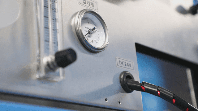 게이지가 있는 제어 패널의 클로즈업