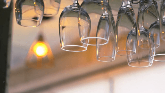 매달린 와인잔과 빛나는 램프